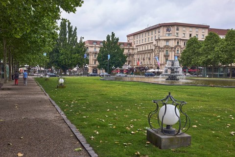 Bowling Green, green spaces, fountain, trees, Platanus × acerifolia (Platanus ×hispanica), lantern,