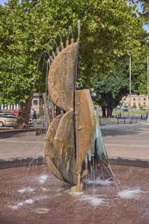 Fountain complex, bronze sculpture, sculptor Ernst Dostal, trees, depth of focus, frozen movement,