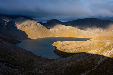 View to Upper Tama Lake, Tama Lake Walk (Tama Lakes Track), evening light, golden hour, Tongariro