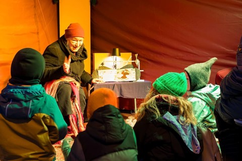 Storyteller with children at the Elbhangfest Christmas market in Dresden Loschwitz in the historic