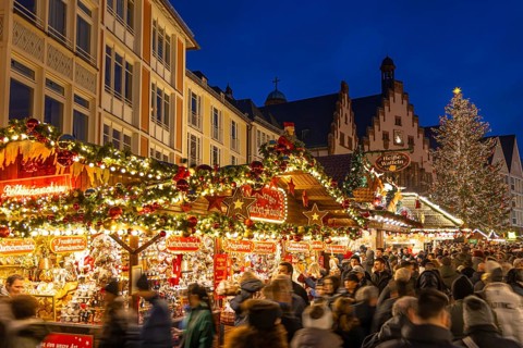 Passers-by stroll through the Christmas market in Frankfurt am Main, Römerberg, Frankfurt am Main,