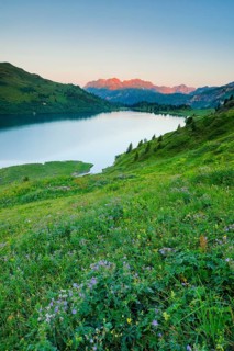 Engstlensee near Engstlenalp with Rothorn and Glogghues in the background, Canton of Bern,