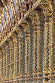 Columns with mosaic decorations (Lai Kranok), also: golden, mosaic-decorated Thai temple columns