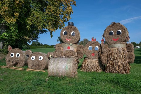Straw figures for the 25th Thanksgiving on September 13, 2025 in Wedendorf, Mecklenburg-Western