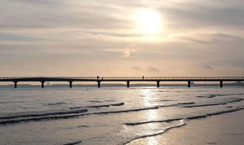 Silhouettes of people on a pier, sunrise, Scharbeutz, 29.11.2025, Scharbeutz, Schleswig-Holstein,