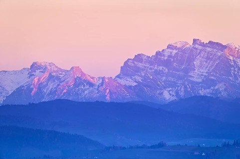 View of Zugerberg from Horben, behind it the snow-covered mountains Flübrig and Vrenelisgärtli, in