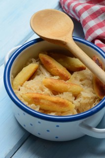 Fried puff noodles with sauerkraut in pots