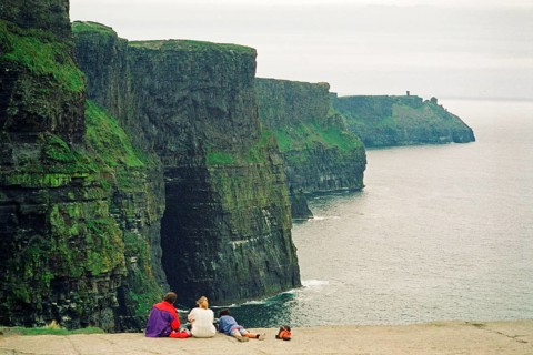 Young family, child, on the edge of a cliff, there was no fence back then, Cliffs of Moher, County