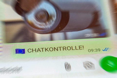 The word CHAT CONTROL in WhatsApp Messenger (symbolic image)