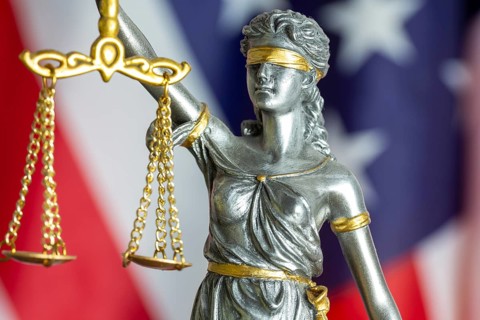 Close-up of a judiciary in front of the flag of the USA (symbol image)