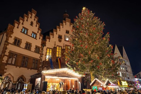 With the lighting on the Mrs. Holle Christmas tree, a 30-meter high Nordmann fir tree, the