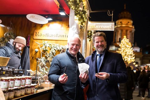 Kai Wegner, Governing Mayor of Berlin, with roasted chestnuts at the Christmas market