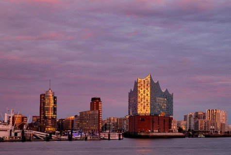 View over the Norderelbe to Elbe Philharmonic Hall, Elphie, Columbus House, Hafencity,