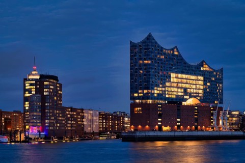 View over the Norderelbe to Elbe Philharmonic Hall, Elphie, Columbus House, Hafencity,