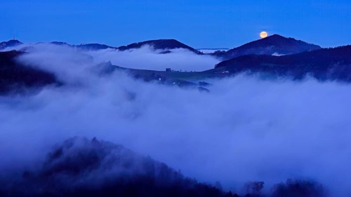 View from the Gisliflue of the Jurassic foothills covered in fog from the left, Wasserfluh,