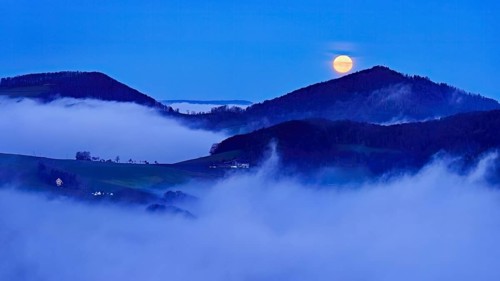 View from the Gisliflue of the Jurassic foothills covered in fog from the left, Asperstrihen,