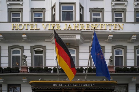 Façade of Hotel Vier Jahreszeiten, German flag, Hamburg, Free and Hanseatic City of Hamburg,