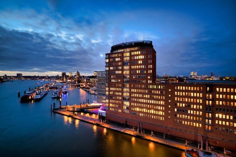 View of Landungsbrücken, Hafen, Kehrwiederspitze, GasChem Services GmbH, Sandtorkai, Speicherstadt,