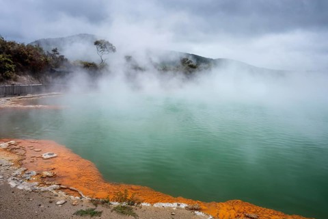 The champagne pool in the Waiotapu geothermal area (Wai-O-Tapu) . Waiotapu, Waikato, North Island,