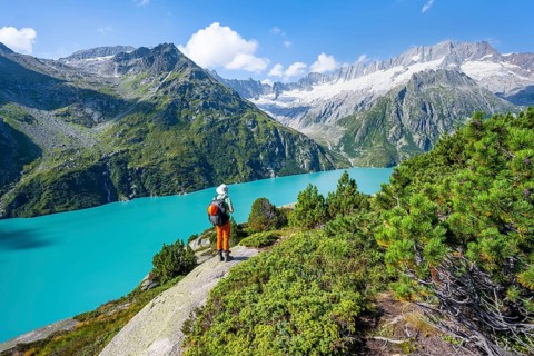 Mountaineers in front of picturesque mountain landscape, turquoise-blue mountain lake
