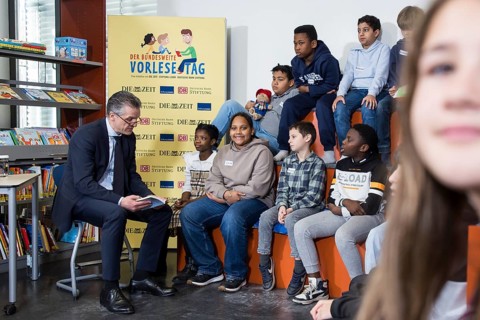 Thorsten Frei, head of the Federal Chancellery, is reading the book The Message in a Bottle by