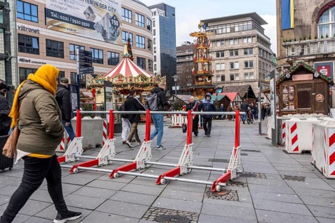 Christmas market in Essen, secured by a mobile anti-terrorist lock, modular, movable barrier