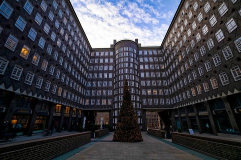 Christmas tree in Sprinkenhof, Kontorhaus, brick expressionism, Kontorhausviertel, Free and