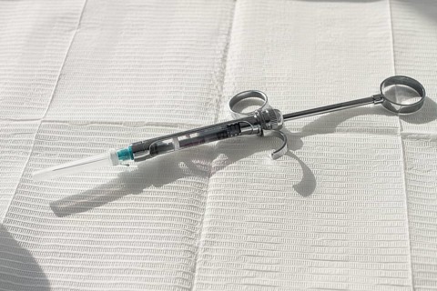 A carpal syringe, reusable, for use in dentistry, for the administration of anesthetic, lies on the