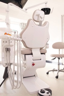 Modern dental clinic with a comfortable chair and equipment for patient care in a bright, clean