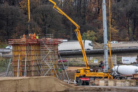Concreting of a new bridge pillar at the Duisburg-Kaiserberg motorway junction, complete conversion