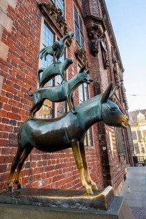 Town Musicians of Bremen, bronze sculpture, artist Gerhard Marcks, Bremen, Germany