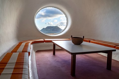 Sitting area with a view of the Volcán de la Corona volcano, interior at the Mirador del Río