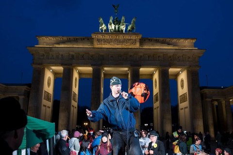 Egon Werler (musician) sings at the international climate demo under the motto Fight for 1.5 at the
