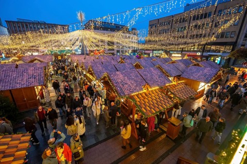 Pre-Christmas time, visitors to de, Christmas market in downtown Essen, on Kennedyplatz, the market