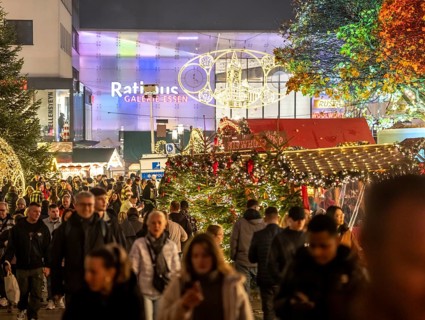 Christmas market in Essen, restaurant, in front of the town hall gallery shopping center, Porsche