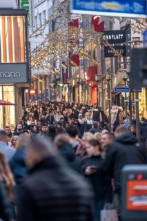 Limbecker Straße shopping street, pedestrian zone, full, lots of people shopping, Christmas lights,