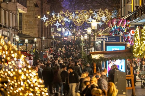 Kettwiger Straße shopping street, pedestrian zone, full, lots of people shopping, Christmas lights,
