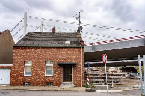 Residential buildings, directly on the A40 Neuenkamp bridge, in Duisburg-Homberg, pillars and