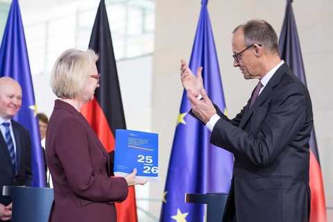 Prof. Dr. Monika Schnitzer (Chair of the Council of Experts) and Friedrich Merz (Federal Chancellor