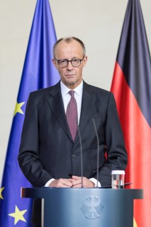Friedrich Merz (Federal Chancellor of the Federal Republic of Germany, CDU) handing over the annual