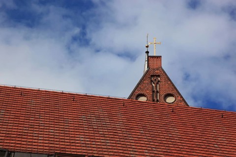 Roof covered with beaver tail tiles in double roof, red