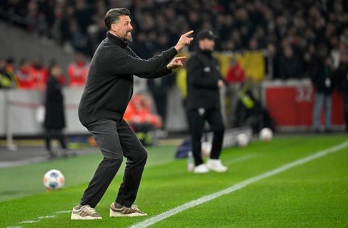 Coach coach Sandro Wagner FC Augsburg FCA gesture on the sidelines behind coach Sebastian Hoeness