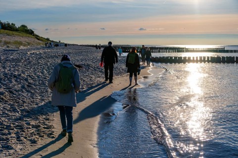 Walkers on the Baltic Sea beach, Ahrenshoop, Darß, Mecklenburg-Western Pomerania, Germany