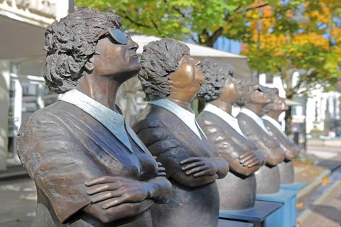 Unity sculpture - Persil remains Persil by Guido Messer 1993, modern art, five bronze sculptures