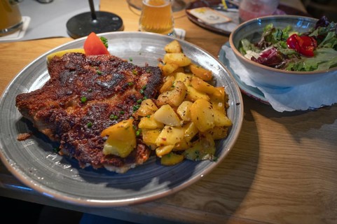Franconian farmer's cutlet with fat border, with fried potatoes and salad, Franconia, Bavaria,