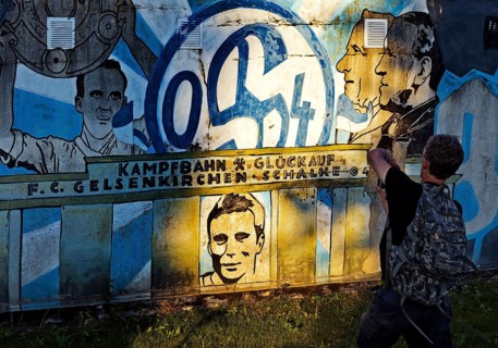 Painted wall on the Glückauf battle track with motifs of FC Schlake 04, Schalke, district of