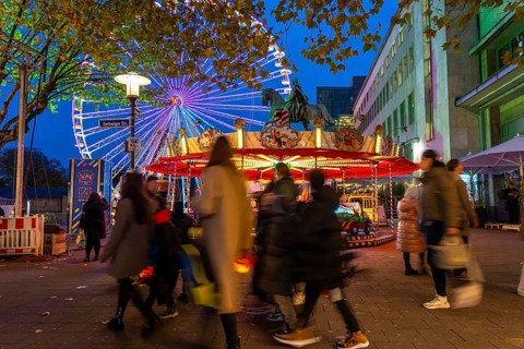 Full city center, shopping street, Kettwiger Straße pedestrian zone in Essen, first takeaways and