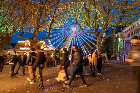 Full city center, shopping street, Kettwiger Straße pedestrian zone in Essen, first takeaways and