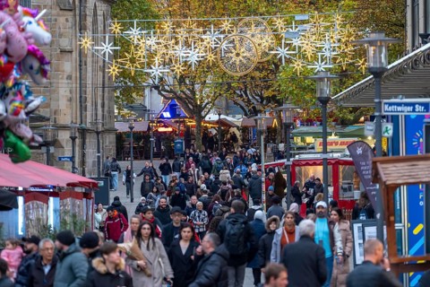 Full city center, shopping street, Kettwiger Straße pedestrian zone in Essen, first takeaways and