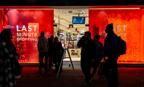 Full city center, shopping street, Kettwiger Straße pedestrian zone in Essen, shop window of a